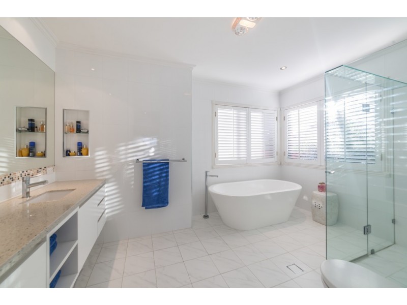21 Clear Water Bay Avenue, Clear Island Waters QLD 4226