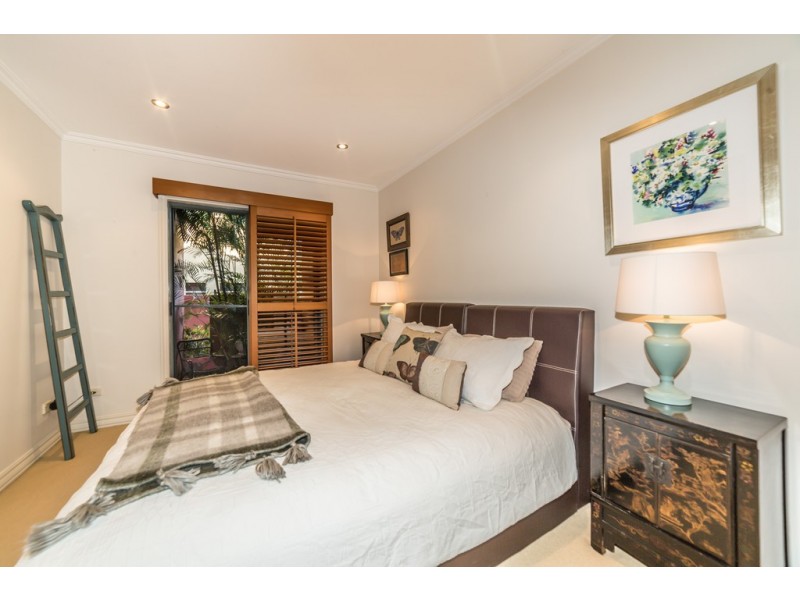 21 Clear Water Bay Avenue, Clear Island Waters QLD 4226