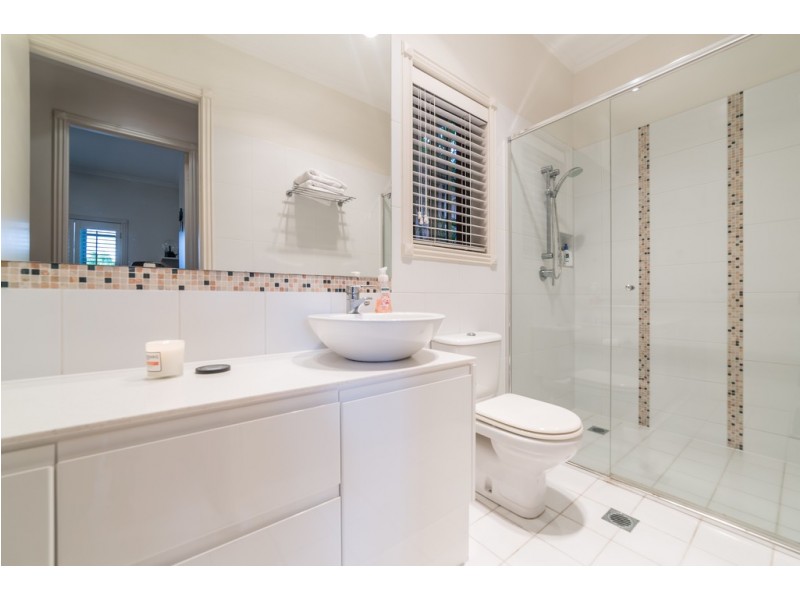 21 Clear Water Bay Avenue, Clear Island Waters QLD 4226