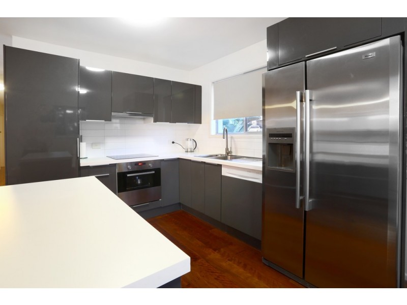 11 Carcoola Street, Benowa QLD 4217