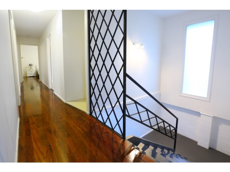 11 Carcoola Street, Benowa QLD 4217