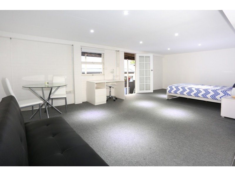 11 Carcoola Street, Benowa QLD 4217