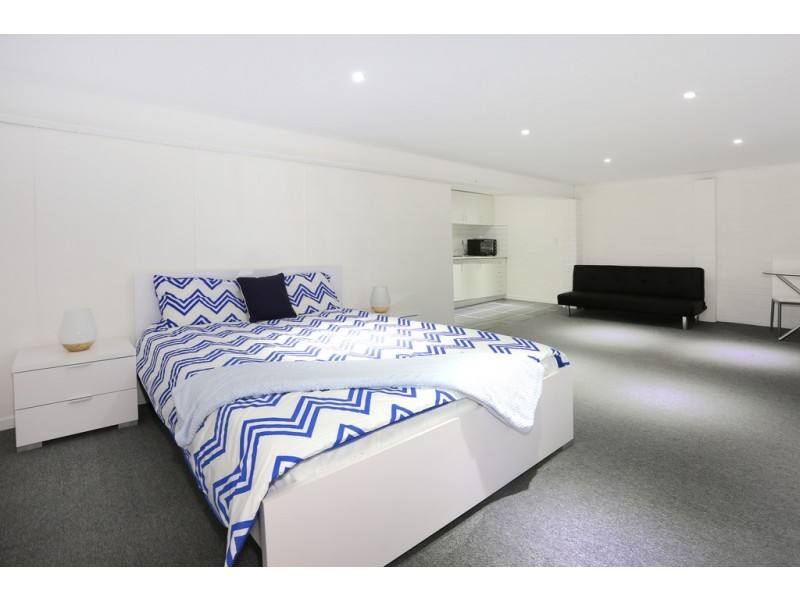 11 Carcoola Street, Benowa QLD 4217