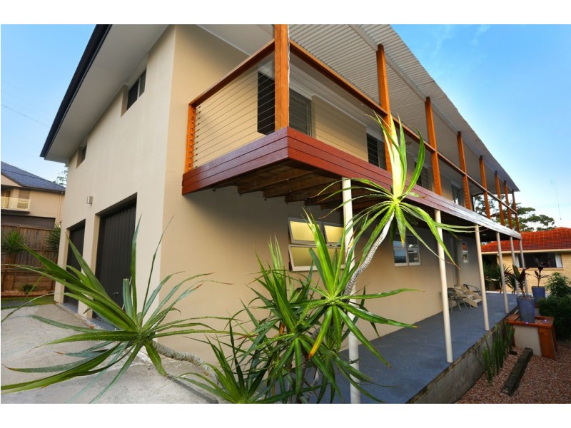 11 Carcoola Street, Benowa QLD 4217