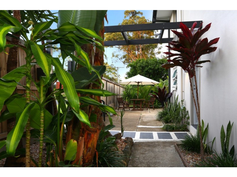 11 Carcoola Street, Benowa QLD 4217