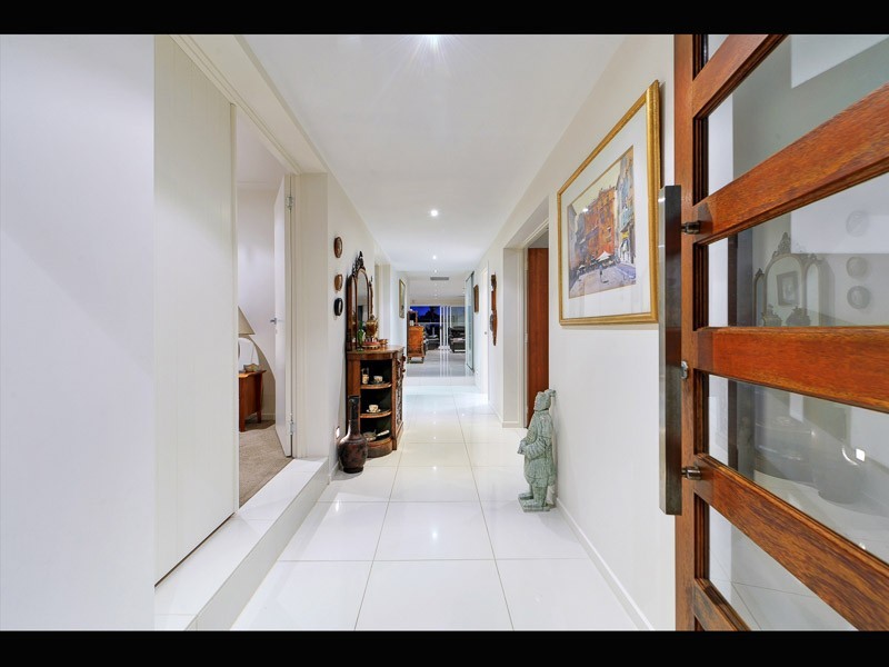 16 Delungra Street, Broadbeach Waters QLD 4218