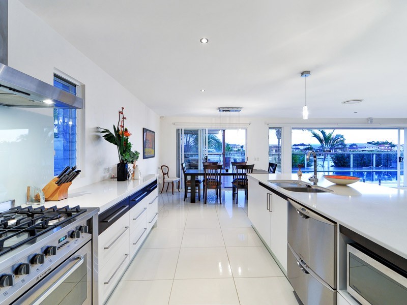 16 Delungra Street, Broadbeach Waters QLD 4218