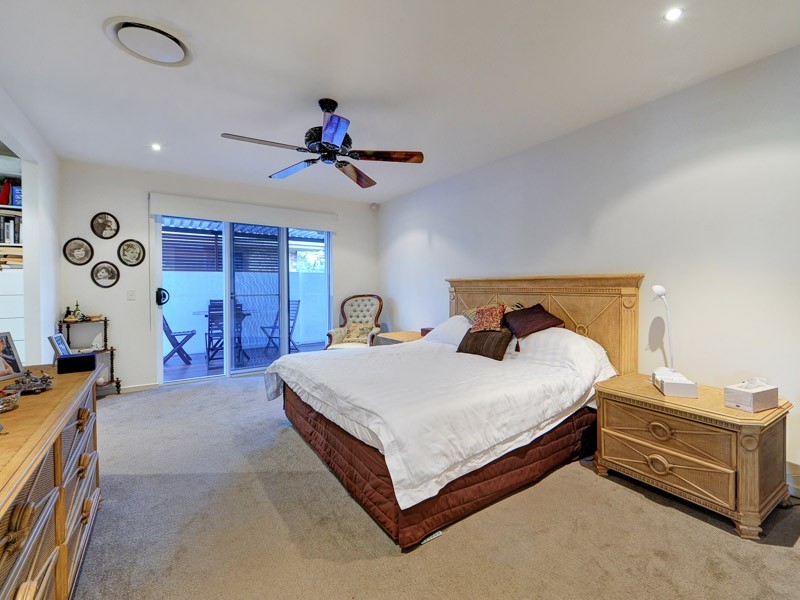16 Delungra Street, Broadbeach Waters QLD 4218