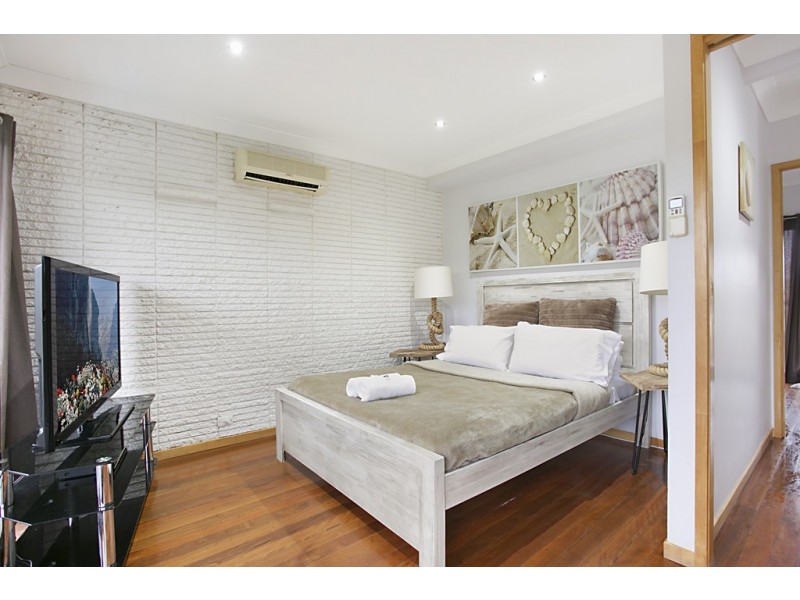 17 Monterey Court, Broadbeach Waters QLD 4218