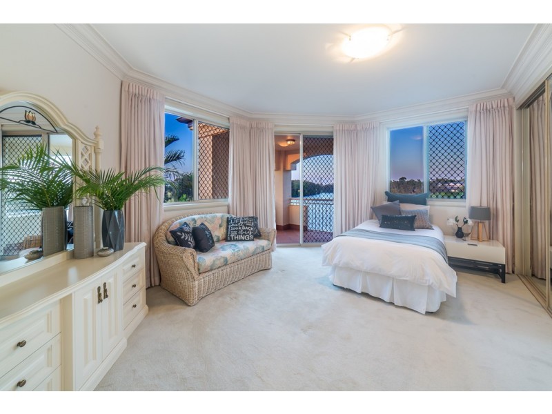 28 St Martin Place, Clear Island Waters QLD 4226