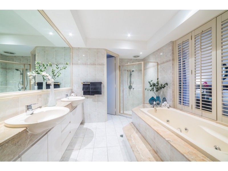 28 St Martin Place, Clear Island Waters QLD 4226
