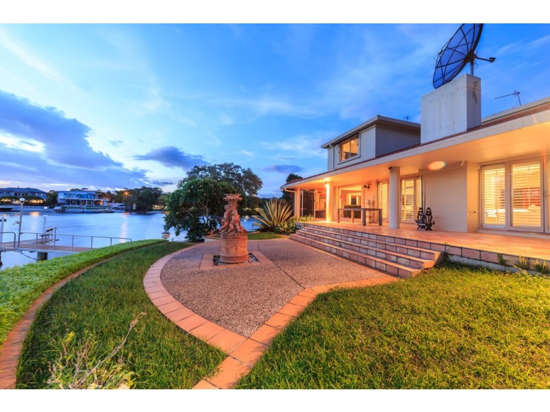 74-76 The Promenade, Isle Of Capri QLD 4217