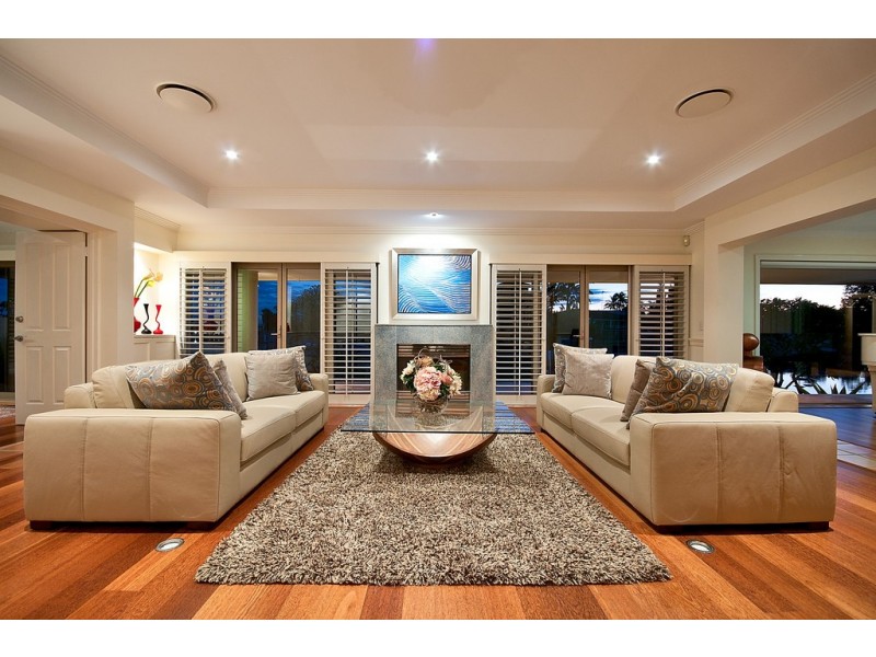 74-76 The Promenade, Isle Of Capri QLD 4217