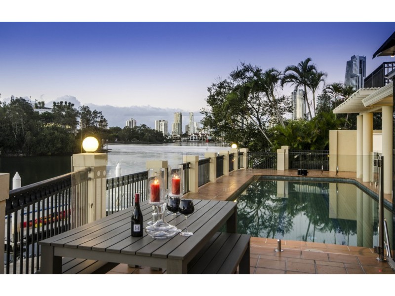 74-76 The Promenade, Isle Of Capri QLD 4217