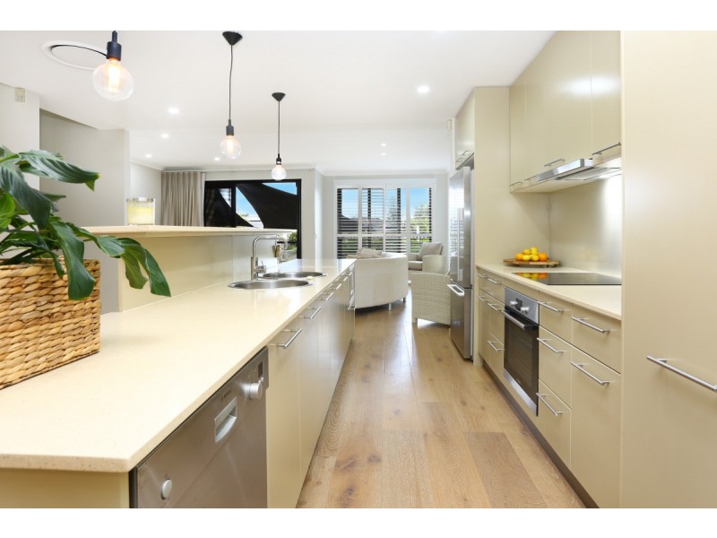 1/5 Miami Key, Broadbeach Waters QLD 4218