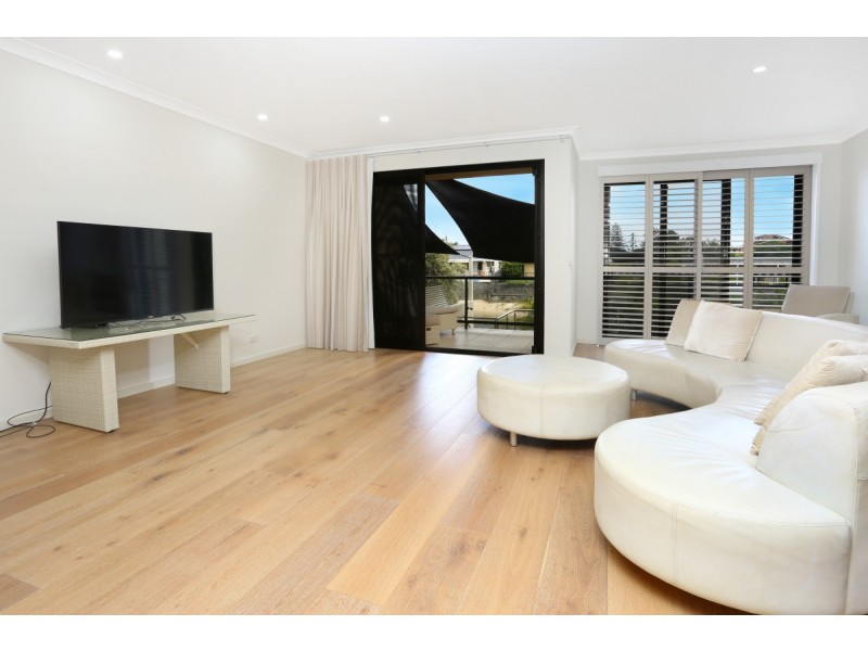 1/5 Miami Key, Broadbeach Waters QLD 4218