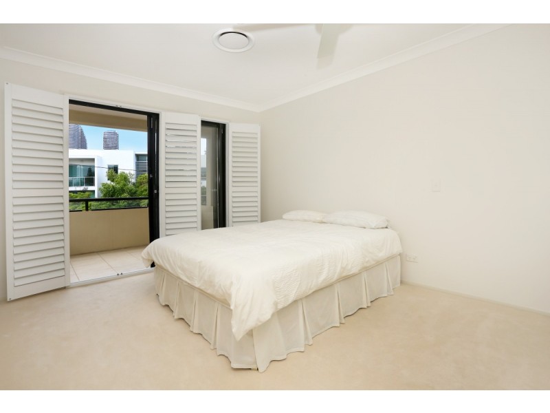 1/5 Miami Key, Broadbeach Waters QLD 4218