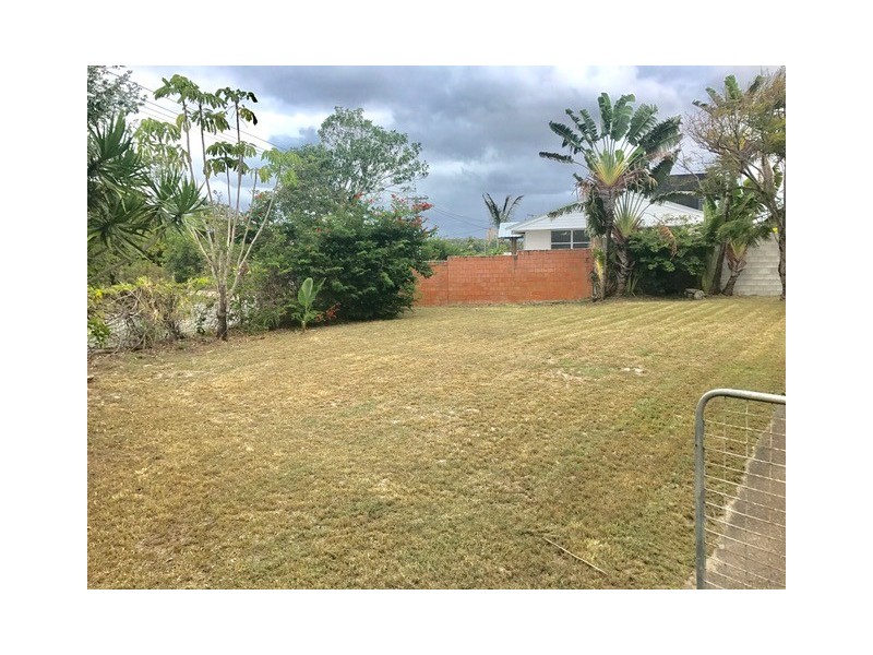 2 Constance Avenue, Mermaid Waters QLD 4218