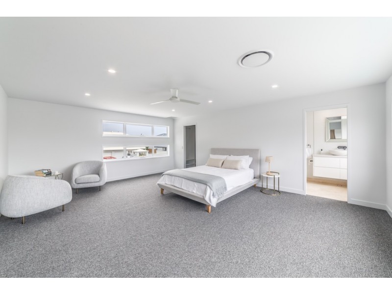17 Seafarer Court, Paradise Waters QLD 4217