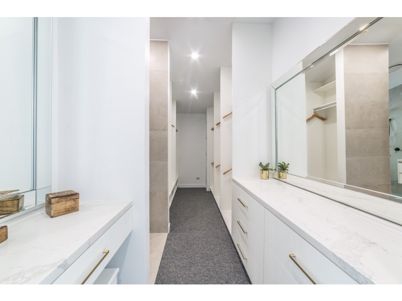 17 Seafarer Court, Paradise Waters QLD 4217