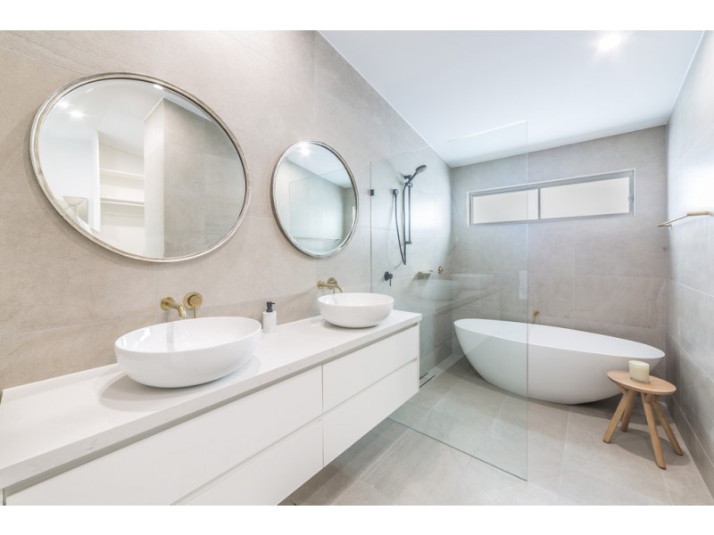 17 Seafarer Court, Paradise Waters QLD 4217