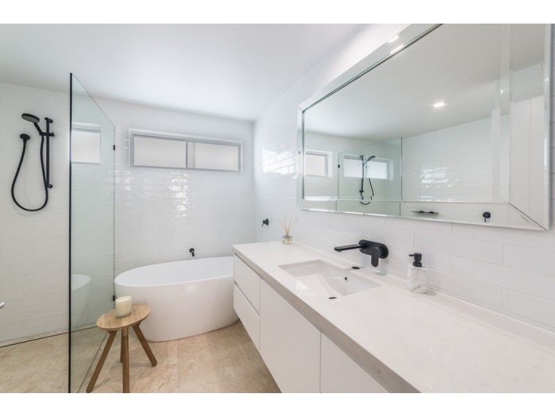 17 Seafarer Court, Paradise Waters QLD 4217