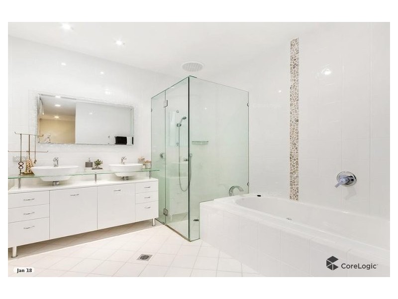 28 Bollard Circuit, Clear Island Waters QLD 4226