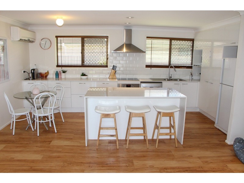 4 Southerly Street, Mermaid Waters QLD 4218