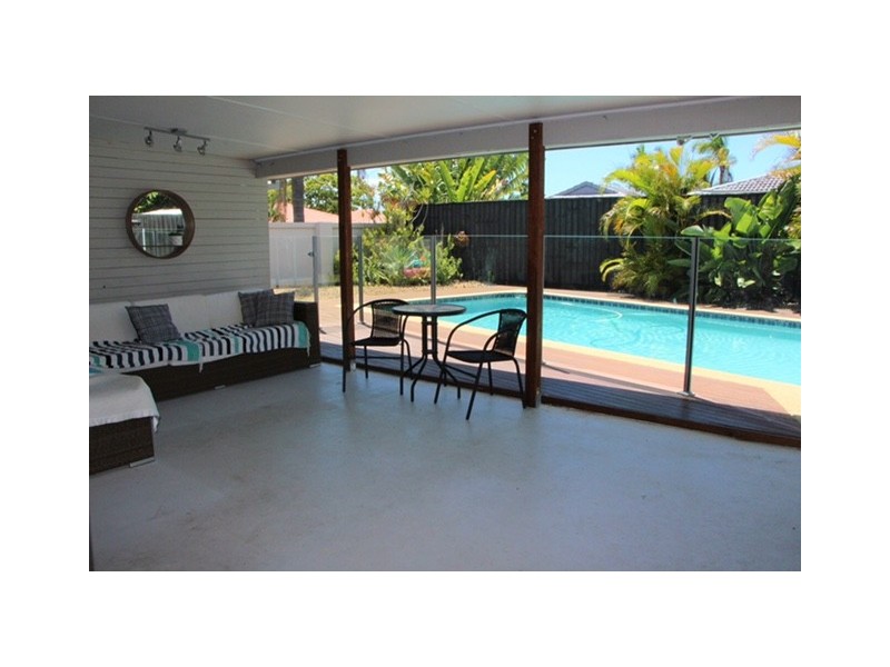 4 Southerly Street, Mermaid Waters QLD 4218