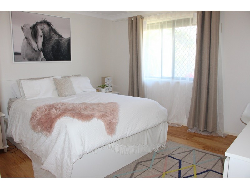 4 Southerly Street, Mermaid Waters QLD 4218