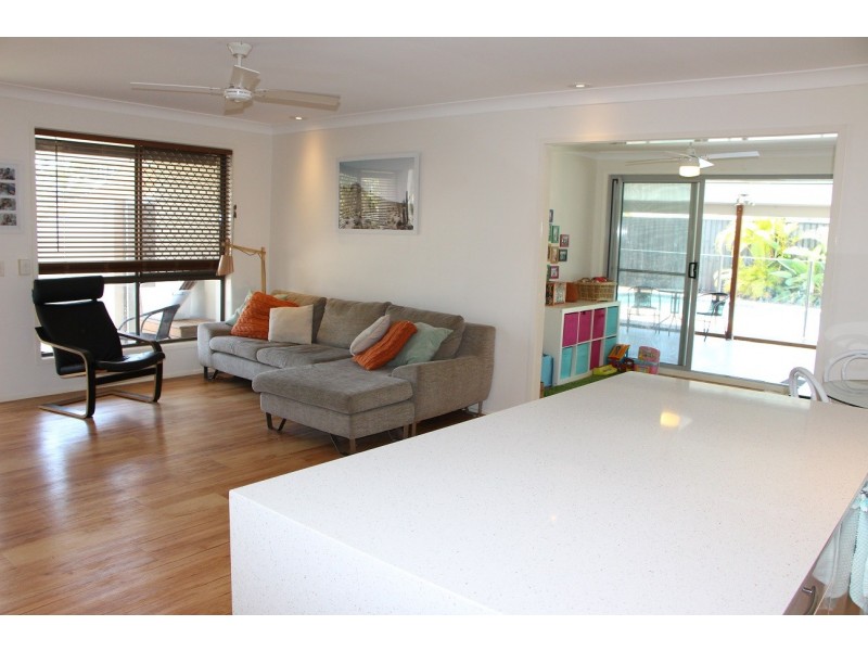 4 Southerly Street, Mermaid Waters QLD 4218