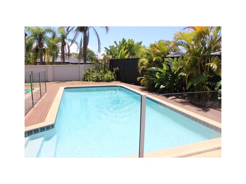 4 Southerly Street, Mermaid Waters QLD 4218