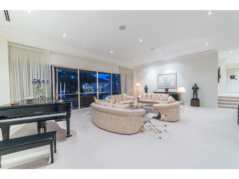 60 Sophie Avenue ‘The Palms’, Broadbeach Waters QLD 4218