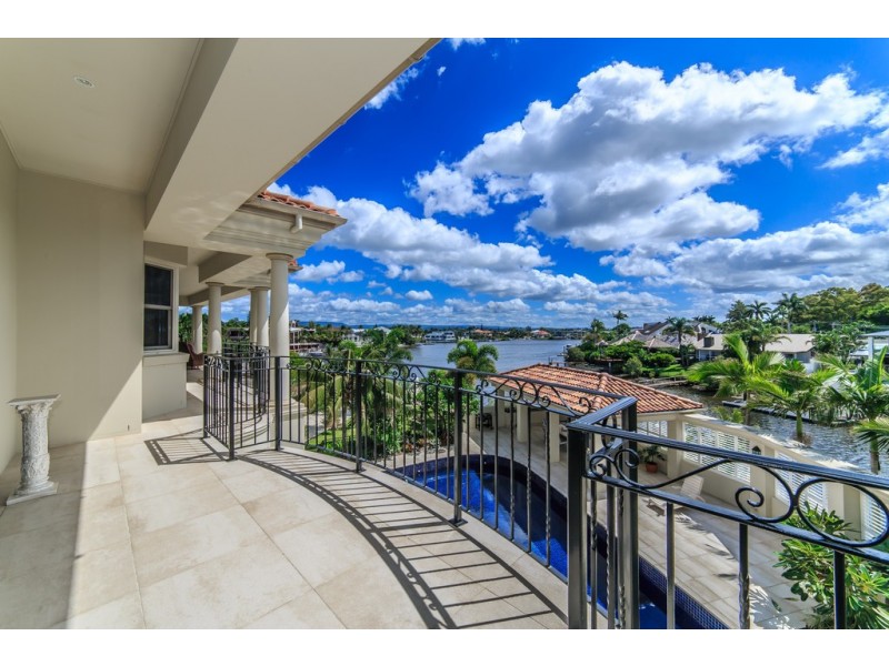 60 Sophie Avenue ‘The Palms’, Broadbeach Waters QLD 4218