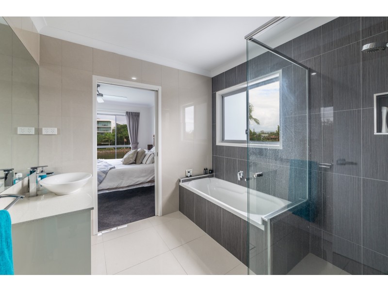 129 Allambi Avenue, Broadbeach Waters QLD 4218