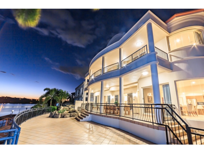 8 Istana View, Clear Island Waters QLD 4226