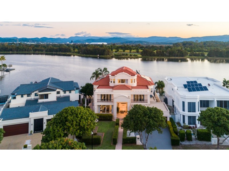 8 Istana View, Clear Island Waters QLD 4226