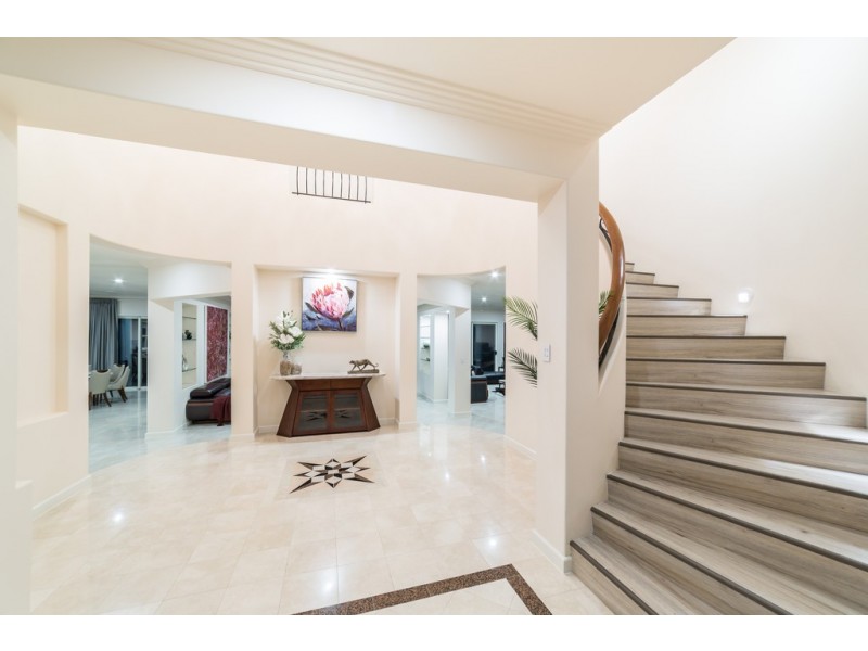 8 Istana View, Clear Island Waters QLD 4226
