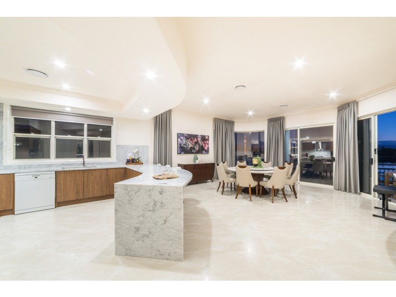 8 Istana View, Clear Island Waters QLD 4226