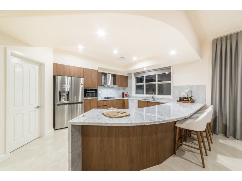 8 Istana View, Clear Island Waters QLD 4226