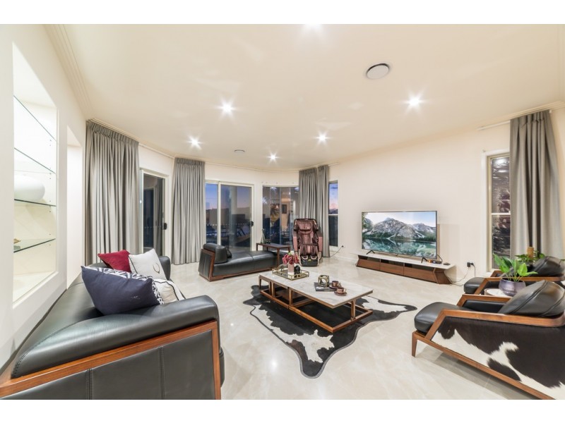 8 Istana View, Clear Island Waters QLD 4226