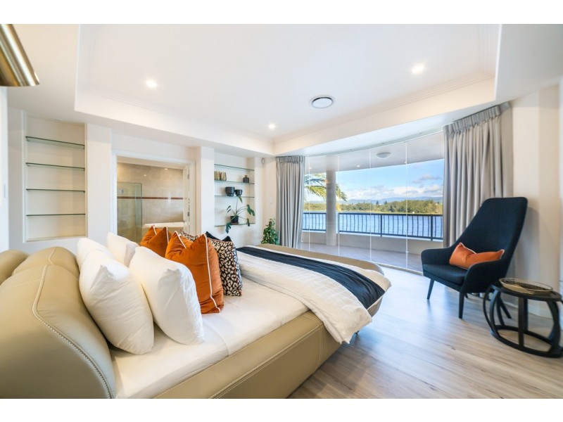 8 Istana View, Clear Island Waters QLD 4226