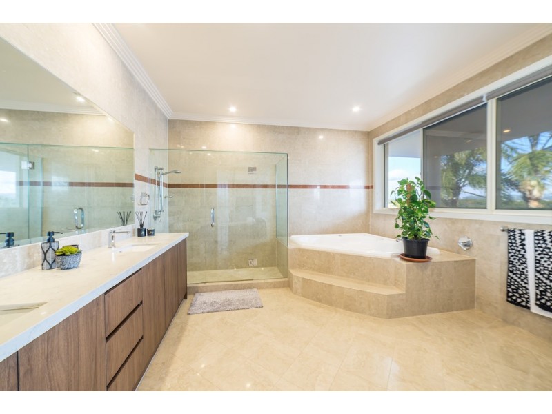 8 Istana View, Clear Island Waters QLD 4226