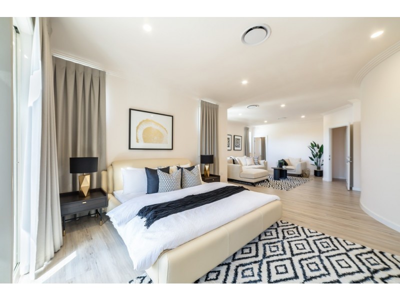 8 Istana View, Clear Island Waters QLD 4226