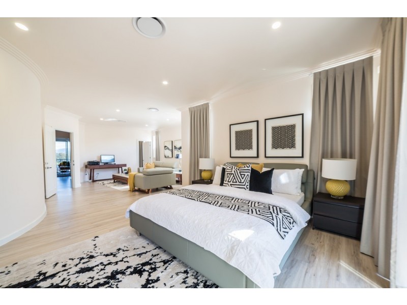 8 Istana View, Clear Island Waters QLD 4226