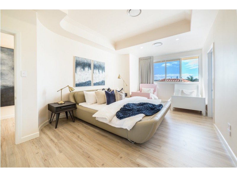 8 Istana View, Clear Island Waters QLD 4226