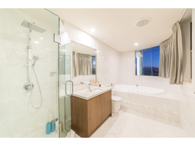 8 Istana View, Clear Island Waters QLD 4226