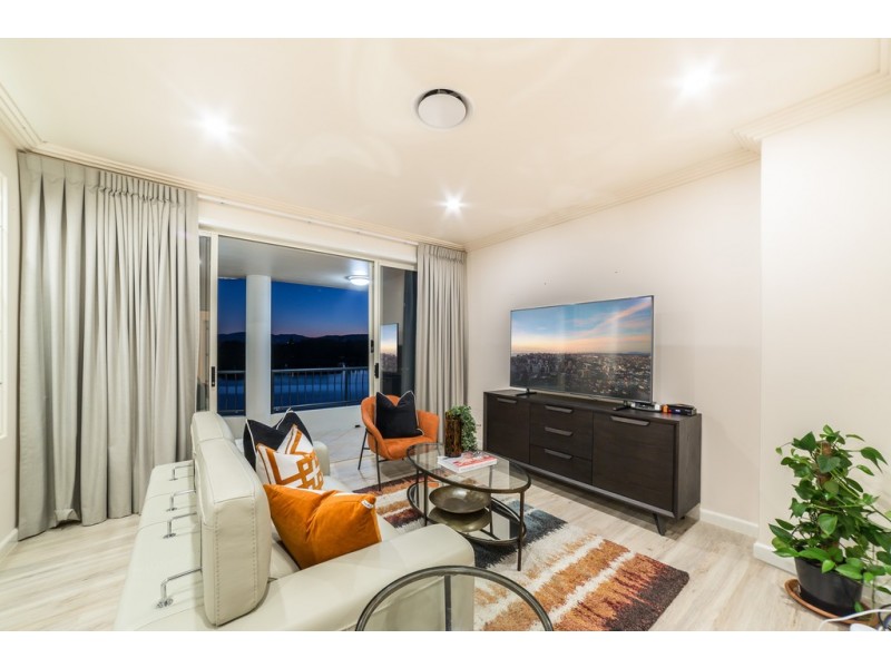 8 Istana View, Clear Island Waters QLD 4226