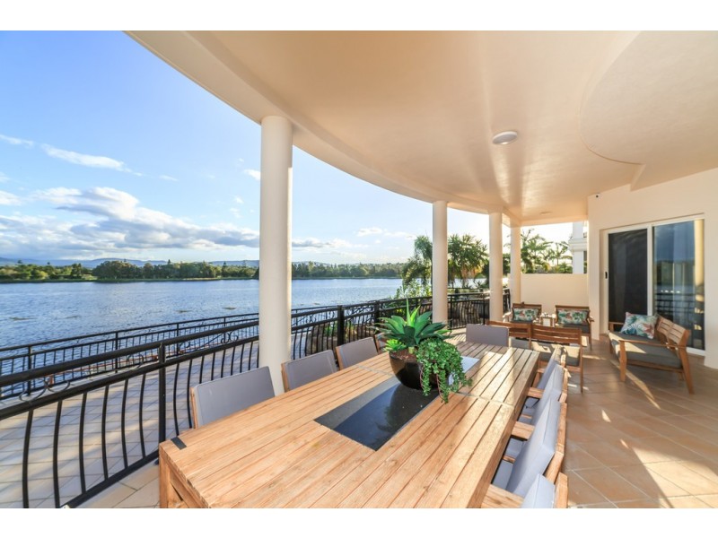 8 Istana View, Clear Island Waters QLD 4226