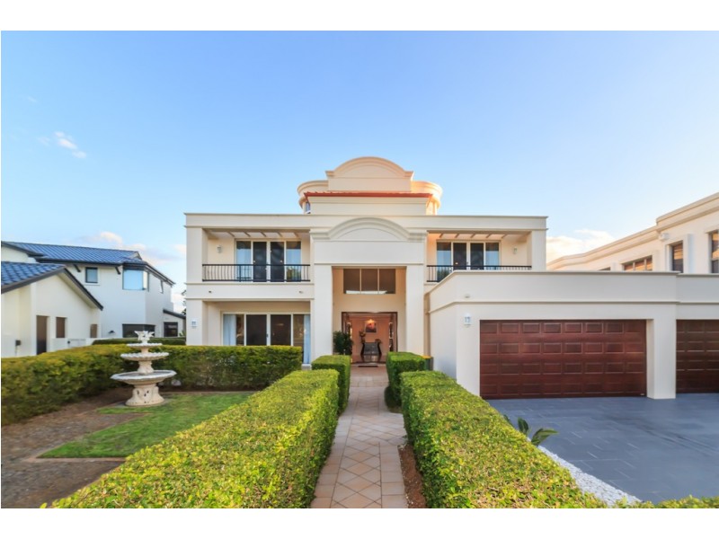 8 Istana View, Clear Island Waters QLD 4226